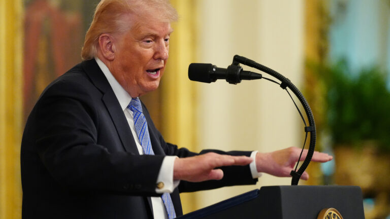 Трамп объявил о трехдневном перемирии между Россией и Украиной