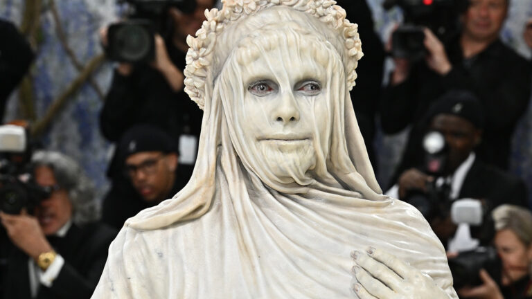 Мраморная Хайди Клум, платье из пленки и бойкот звезд: как прошел Met Gala 2026