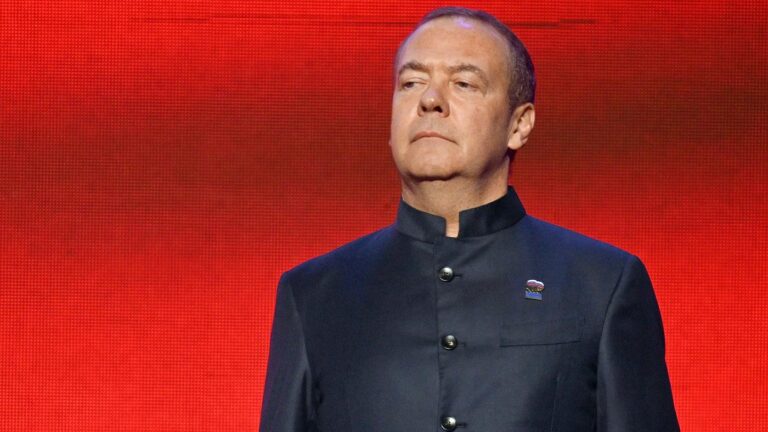 «Руины и серый пепел»: Медведев заявил об ударе России по Киеву