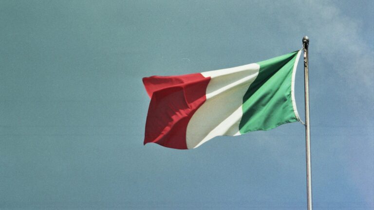 Итальянского дипломата в Узбекистане обвинили в незаконной выдаче виз россиянам