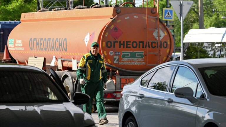 «Примерно как с бензином»: что происходит с авиакеросином в России