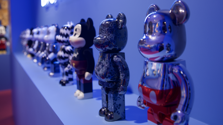 Такаси Мураками и зал «Звездных войн»: В Москве открылась выставка Super Toys в «Кристалле»