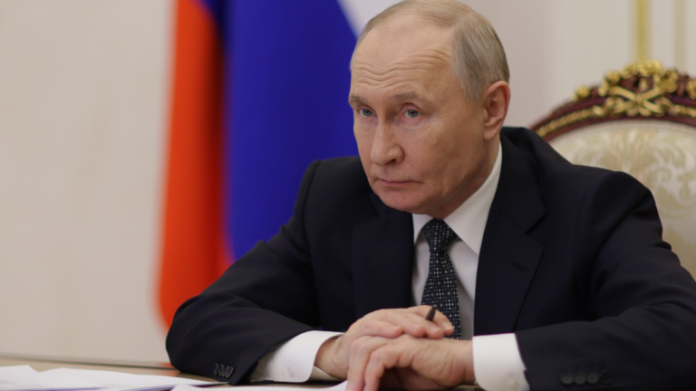 «Как с пиратами»: Путин потребовал решительно защищать коммерческий флот России