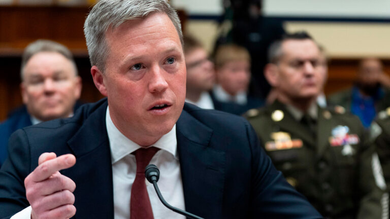 Глава армии США подал в отставку на фоне конфликта с министром обороны Хегсетом