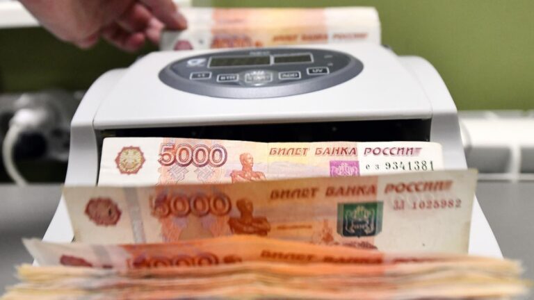 Путин запретил вывозить в страны ближнего зарубежья более миллиона рублей наличными