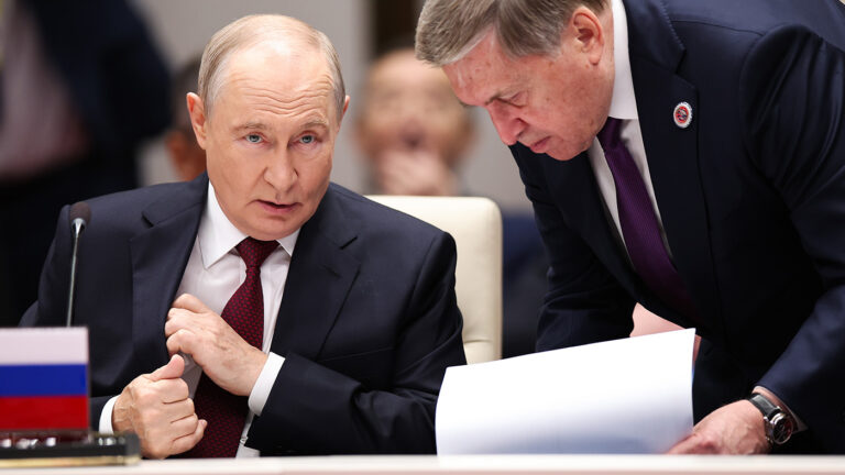 Президент России Владимир Путин и помощник президента Юрий Ушаков (слева направо)
