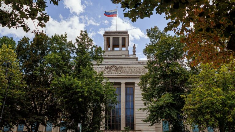 Вертолеты над территорией и фургоны у входа: Bild узнала о слежке за посольством России