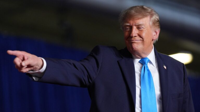 Трамп решил платить за рекламу Трампа после скандала с бюджетными деньгами
